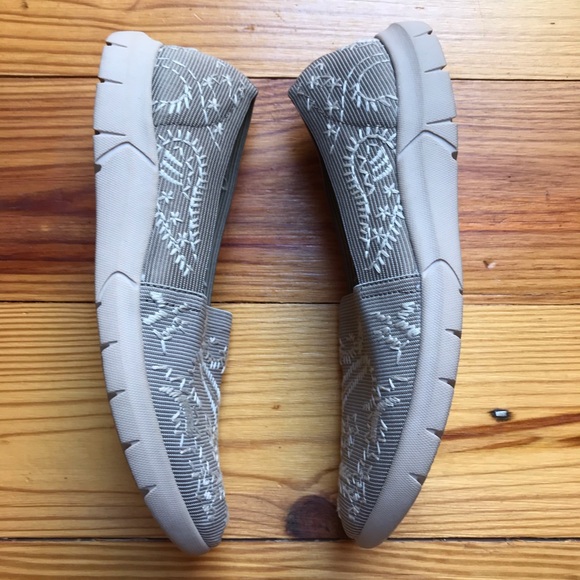 Yuu Beige Embroidered Cushioned Flats, EUC, 7 - Picture 6 of 10